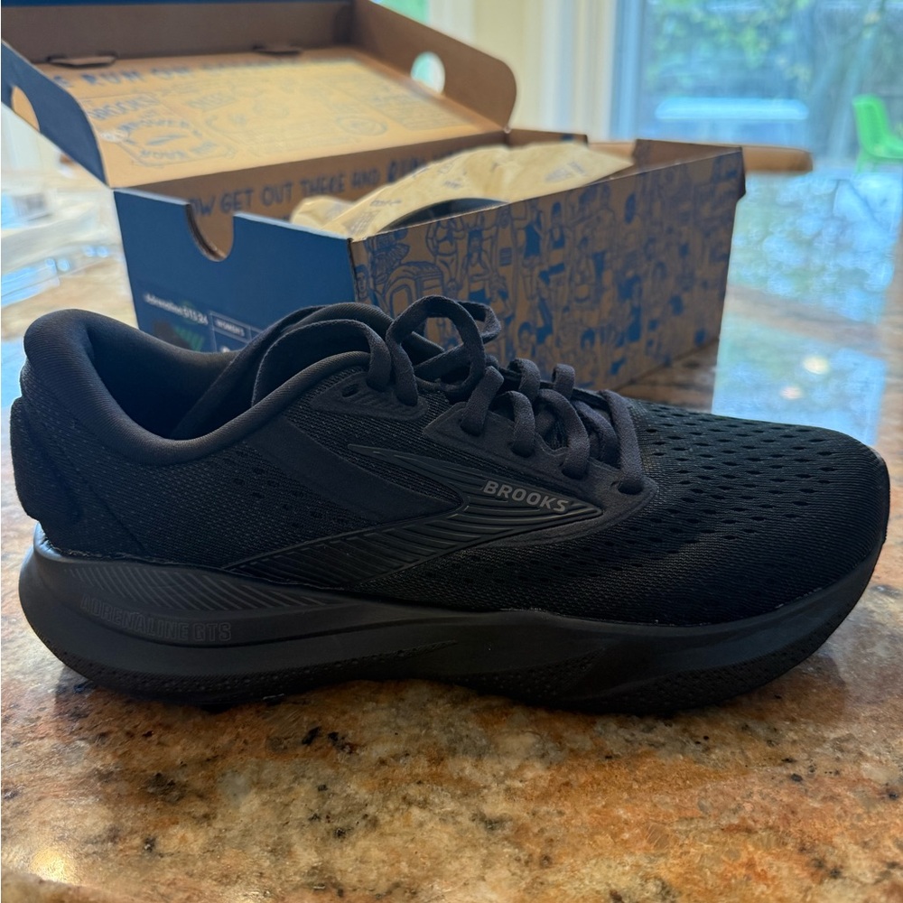 BRAND NEW in box! Brooks Adrenaline - 8.5 - Black